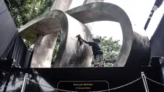 Pekerja membersihkan Monumen Tritura 66 atau juga dikenal dengan Tugu 66 yang akan segera diresmikan di Taman Menteng, Jakarta Pusat, Rabu (21/9/2022). Pemerintah Provinsi DKI Jakarta merelokasi monumen tersebut dari Jalan HR Rasuna Said karena terkena proyek LRT Jabodebek sekaligus memperingati 56 tahun Peristiwa Tritura. (merdeka.com/Iqbal S. Nugroho)