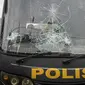 Kaca bus polisi pecah pascapenyerangan di Polsek Ciracas, Jakarta, Sabtu (29/8/2020). Polsek Ciracas  diserang oleh sejumlah orang tak dikenal pada Sabtu (29/8) dini hari. (Liputan6.com/Faizal Fanani)