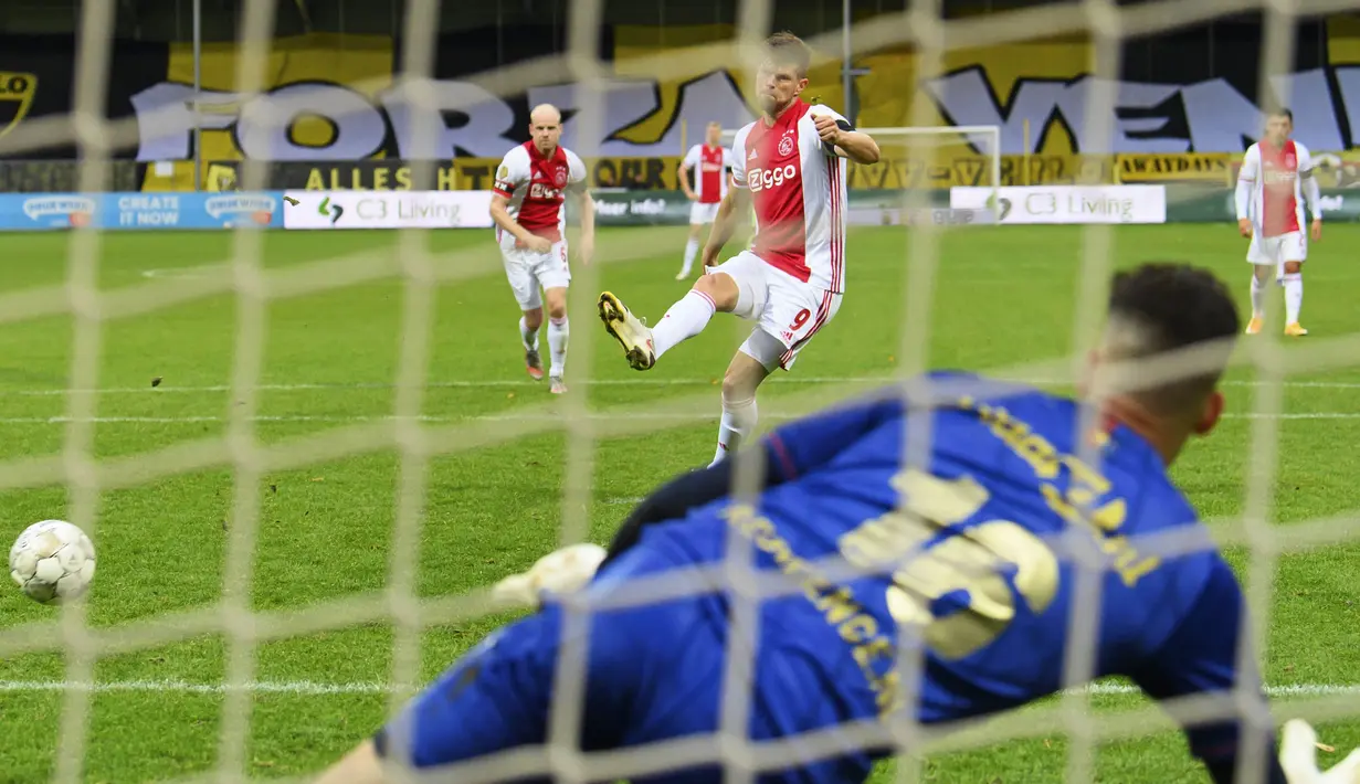 Striker Ajax Amsterdam, Klaas Jan Huntelaar, mencetak gol ke gawang VVV-Venlo pada laga Eredivisie di Stadion De Koel, Minggu (25/10/2020). Ajax Amsterdam menang dengan skor 13-0. (AFP/Olaf Kraak)