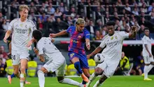 Lamine Yamal (Barcelona) berduel berebut bola dengan bek Real Madrid dalam laga La Liga 2025/2026 di Santiago Bernabeu, 26 Oktober 2025. (AP Photo/Manu Fernandez)