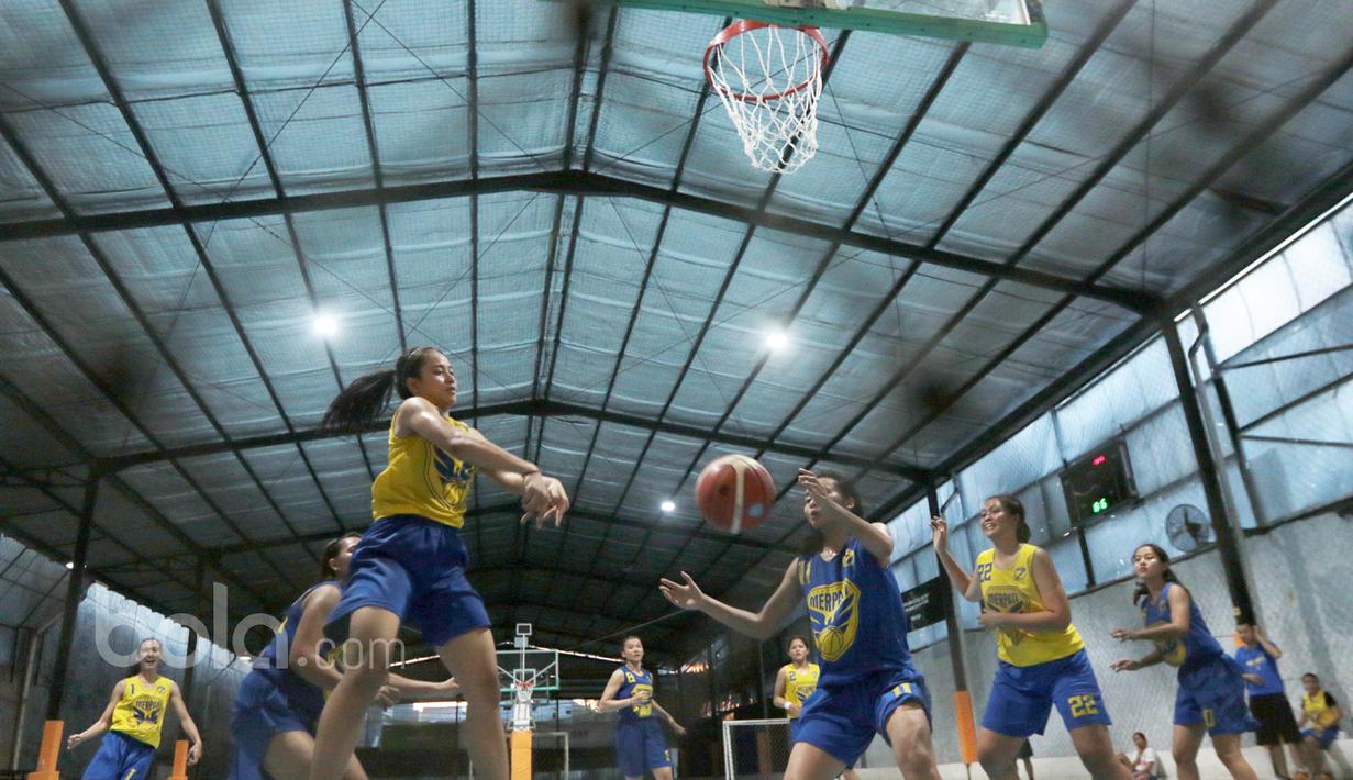Pebasket Merpati Bali, Dewa Ayu (kiri) mencoba melakukan umpan melawati lawan saat sesi latihan tim di Futsal Hut, Asaba Arena, Jumat (20/1/2017).  (Bola.com/Nicklas Hanoatubun)