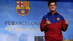 Gelandang Brasil, Philippe Coutinho Correia tersenyum diperkenalkan sebagai pemain baru Barcelona di Camp Nou, Barcelona, (7/1). Coutinho diboyong Barcelona dengan harga sebesar 400 juta euro (sekitar Rp 6,45 triliun). (AP Photo/Manu Fernandez)