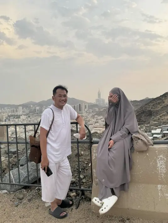 Ia juga tampak kenakan shoulder bag berbahan kain yang senada dengan busananya.  [Foto: Instagram/ Zaskia Adya Mecca]