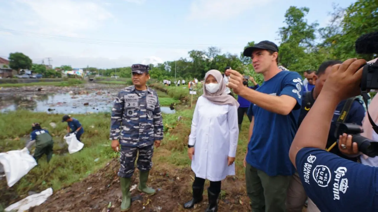 Cegah Sampah ke Laut, Sungai Watch Targetkan Pasang 100 Jaring di Sungai Banyuwangi