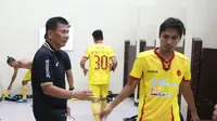 Pelatih Sriwijaya FC memberi salam kepada para pemain di Stadion Manahan, Solo, Minggu (11/10/2015). (Bola.com/Nicklas Hanoatubun)