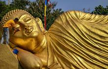 FOTO: Mengintip Patung Buddha Tidur di Mojokerto Dimandikan Jelang Waisak