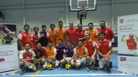 Ray Parlour (tengah) bersama fans Arsenal di Indonesia (Liputan6.com/Risa Kosasih)