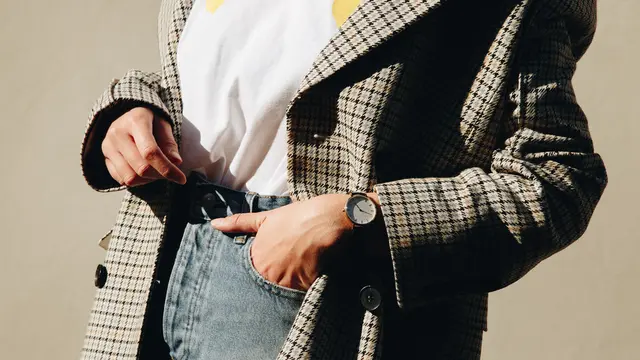 Ilustrasi padupadan busana vintage dengan celana denim/Shutterstock-MS_studio