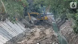 Pekerja menggunakan kendaraan alat berat saat mengerjakan proyek normalisasi Kali Kayu Putih, Jakarta, Selasa (15/10/2019). Proyek normalisasi Kali Kayu Putih ini ditargetkan rampung pada Desember 2019. (merdeka.com/Iqbal S. Nugroho)