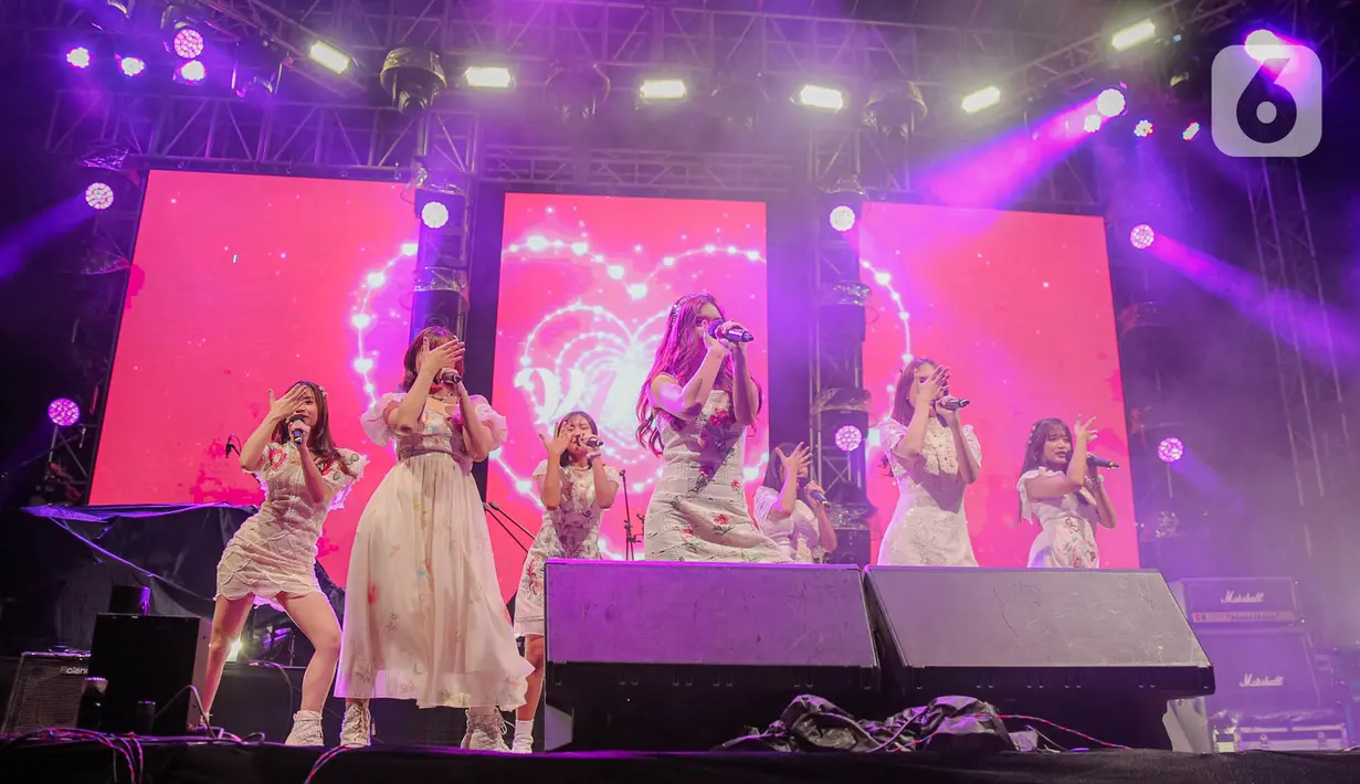 V1RST merupakan girl group baru yang dinaungi oleh Jessica, Fia, Reva, Rara, Faela, Sachiko dan Safa. V1RST hadir dengan look berwana merah dan putih yang merupakan simbol karakter dinamis serta lembut dari remaja perempuan. (Liputan6.com/Faizal Fanani)