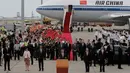 Presiden Cina Xi Jinping memberikan keterangan pers di Bandara Internasional Hong Kong, Kamis (29/6). Setelah lima tahun menjabat, Presiden Xi tiba Hong Kong untuk merayakan 20 tahun penyerahan daerah semi-otonom itu dari Inggris. (AP Photo/Kin Cheung)