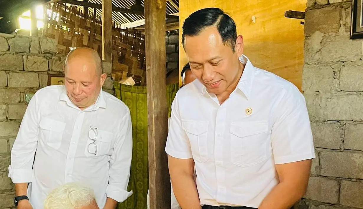 Seragam dinas tersebut dipadukan dengan celana jeans hitam dan belt hitam polos [@agusyudhoyono]