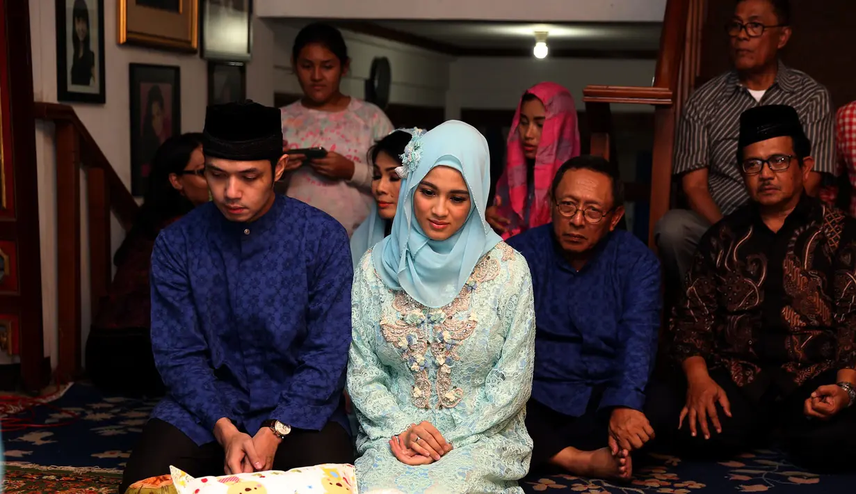 Dude Harlino & Alyssa Soebandono tak henti menatap si kecil Muhammad Dirgantara Ariendra. 