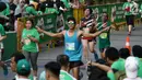 Ekpresi peserta Lomba lari MILO Jakarta International 10K 2017 saat sampai di garis finis, Jakarta, Minggu (23/7). MILO Jakarta International 10K 2017 melombakan tiga kategori yakni 10K, 5K dan Family Run 1,7K. (Liputan6.com/Faizal Fanani)