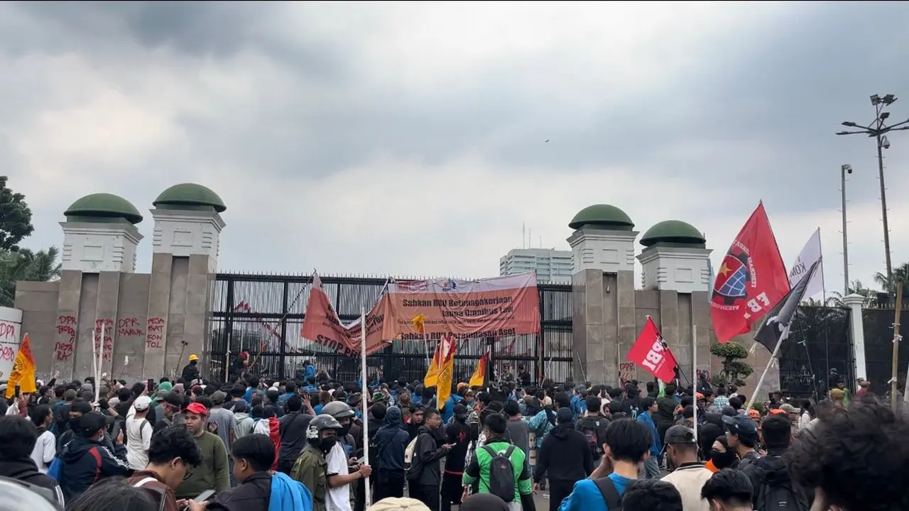 Massa unjuk rasa di depan Kompleks DPR/MPR Jalan Gatot Subroto, Senayan Jakarta Selatan mulai ricuh. Sejumlah pendemo tampak melakukan tindakan anarkis dengan melakukan pelemparan botol. (Liputan6/M Radityo Priyasmoro)