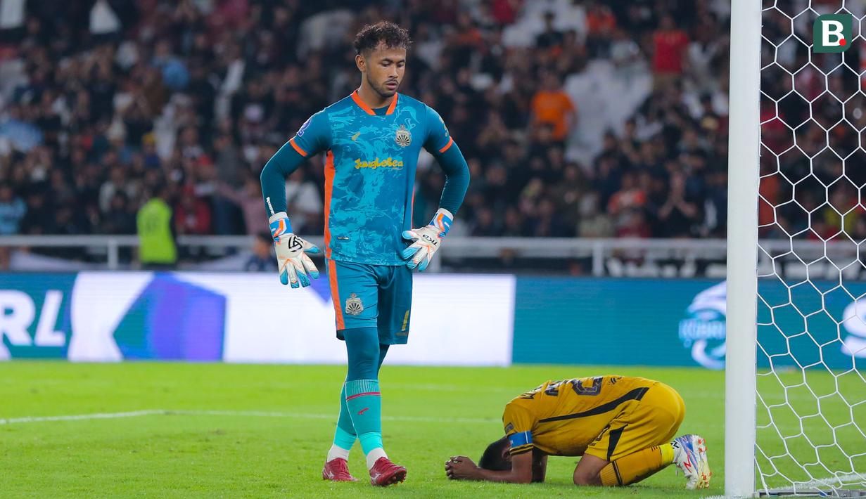 Kiper Bhayangkara FC, Aqil Savik dan kapten Wahyu Subo Seto tampak lesu setelah ditaklukkan Persija Jakarta pada laga BRI Super League di Stadion Gelora Bung Karno, Jakarta, Senin (29/12/2025). (Bola.com/M Iqbal Ichsan)