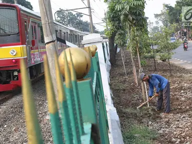 Pekerja menyelesaikan pembuatan taman dan trotoar di sepanjang Jalan Raya Lenteng Agung Timur, Jakarta, Kamis (28/9). Pembuatan taman bertujuan untuk ruang terbuka hijau agar tidak disalahgunakan sebagai hunian liar. (Liputan6.com/Immanuel Antonius)