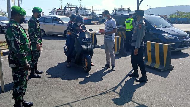 kodim jembrana dan Polres Jembrana Perketat Penjagaan Kendaraan Keluar Masuk Bali