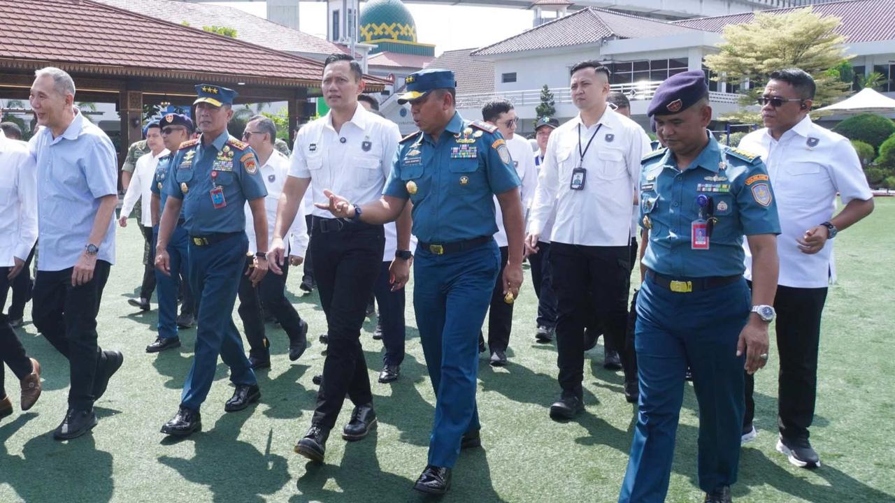 FOTO: Menko IPK Lepas KRI Semarang Kirim Bantuan ke Wilayah Bencana Sumatera