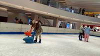 Di Delipark Mall Medan ada wahana Ice Rink untuk memeriahkan libur Natal dan Tahun Baru (Reza Efendi/Liputan6.com)