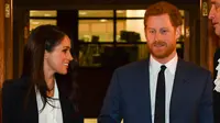 Meghan Markle menemani tunangannya, Pangeran Harry menghadiri acara Endeavour Fund Awards di London, Kamis (1/2). Kabarnya, outfit yang dikenakan Meghan berharga sekitar Rp 21,165 juta yang merupakan rancangan dari Meghan Alexander McQueen. (AP Photo)