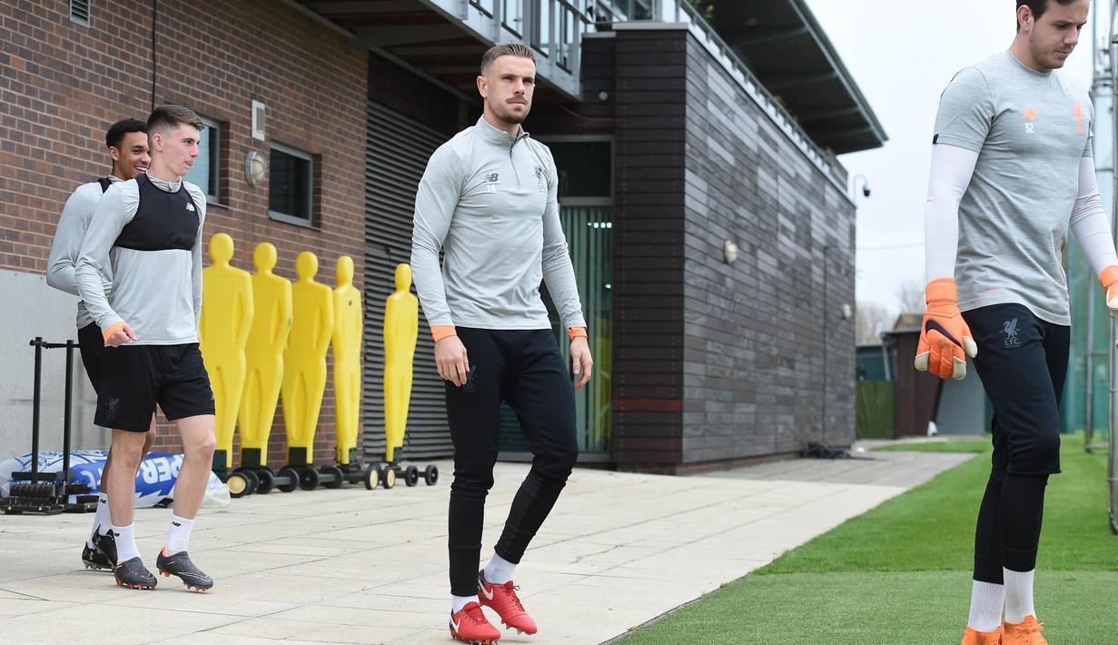 Gelandang Liverpool, Jordan Henderson, memasuki lapangan saat latihan jelang laga Liga Champions di Melwood, Liverpool, Senin (23/4/2018). Liverpool akan berhadapan dengan AS Roma. (AFP/Paul Ellis)