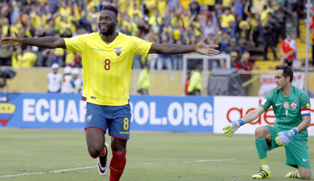 Pemain Ekuador Felipe Caicedo (kiri)  menempati urutan kedua top scorer zona CONMEBOL, Felipe telah mencetak tujuh gol selama kualifikasi Piala Dunia 2018.. (EPA/Freddy Constante)
