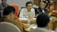 Ketua Panja RUU Pilkada DPR Abdul Hakam Naja (tengah) didampingi Anggota DPR Fraksi PDIP Bambang Beathor Suryadi (kanan) menyimak masukan mengenai RUU Pilkada di Kompleks Parlemen, Senayan, Jakarta, Senin (8/9) (Antara)