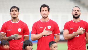 Pemain Timnas Indonesia, Shayne Pattynama (kiri), Thom Haye (tengah), dan Jordi Amat menyanyikan lagu kebangsaan Indonesia Raya sebelum laga uji coba melawan Tanzania di Stadion Madya, Senayan, Jakarta, Minggu (02/06/2024). (Bola.com/Abdul Aziz)