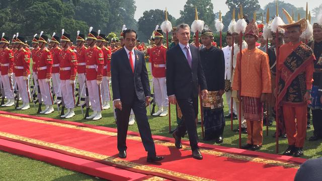 Penyambutan Presiden Argentina Mauricio Macri oleh Presiden Jokowi diawali dengan upacara kenegaraan. (Merdeka.com)