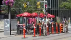 Pengendara sepeda melewati area makan terbuka sebuah restoran di Toronto, Kanada, 18 Juli 2020. Kota Toronto meluncurkan program CafeTO yang memungkinkan restoran dan bar memperluas area makan terbuka mereka guna melayani lebih banyak pelanggan dengan aman selama pandemi COVID-19. (Xinhua/Zou Zheng)