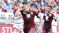 Pemain Torino, Andrea Belotti merayakan gol melawan FC Crotone pada laga Serie A di Olimpico stadium,Turin, Italia, (15/4/2017).  (EPA/Alessandro Di Marco)