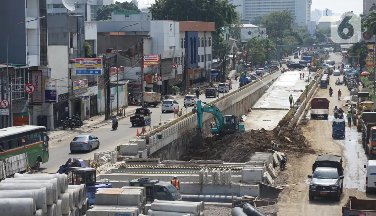 Pekerja menyelesaikan pembangunan proyek Underpass Senen Extension di Jakarta, Selasa (7/7/2020). Proyek yang menelan anggaran mencapai Rp 121,1 miliar dan ditargetkan selesai pada Desember 2020 tersebut diharapkan dapat mengurai kemacetan di kawasan tersebut. (Liputan6.com/Immanuel Antonius)