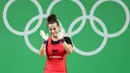 Atlet angkat besi wanita Albania, Evagjelia Veli saat mengikuti perlombaan angkat besi 53 kg putri pada Olimpiade 2016 di Rio de Janeiro , Brasil, (8/8). (REUTERS / Stoyan Nenov)