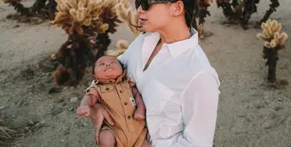 Menikmati peran baru sebagai ibu, intip penampilan Nikita Willy saat ajak baby Izz jalan-jalan di California. (Instagram/nikitawillyofficial94).