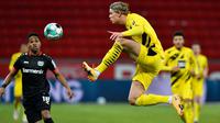 Erling Haaland tampil gemilang bersama Borussia Dortmund musim ini dengan mencatat 41 gol dan 12 assist di 41 pertandingannya. Pemain yang baru berusia 20 tahun ini bahkan berhasil menjadi top scorer Liga Champions musim lalu dengan koleksi 10 gol dan delapan assist. (Foto: AFP/Pool/Martin Meissner)