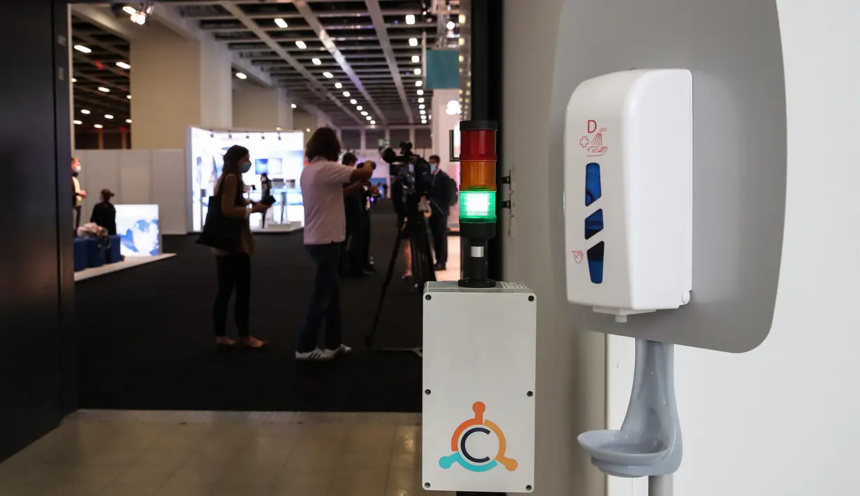 Cairan pembersih tangan dan indikator jumlah pengunjung di luar area ekshibisi dalam pameran IFA 2020 di Jerman pada 3 September 2020. Pameran perdagangan teknologi itu dibuka di Berlin pada Kamis (3/9) dengan skala yang diperkecil akibat krisis virus corona yang masih berlangsung (Xinhua/Shan Yuqi)