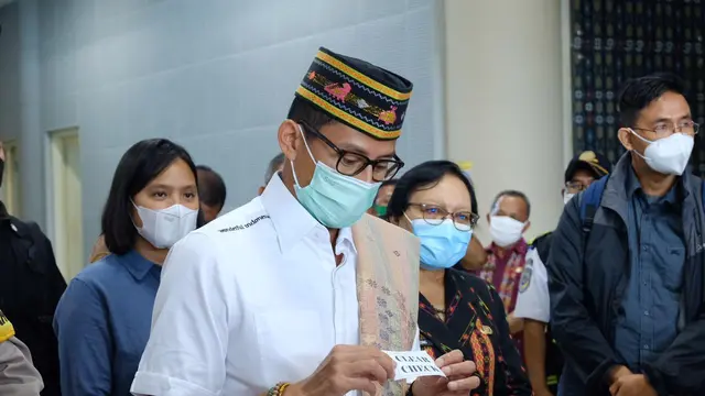 Kunjungi Labuan Bajo, Menparekraf Sandiaga Uno Puji Praktik Protokol Kesehatan di Bandara Komodo