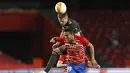 Gelandang Manchester United, Scott McTominay berebut bola dengan pemain Granada, Angel Montoro pada pertandingan leg pertama perempat final Liga Europa di stadion Los Carmenes di Granada, Spanyol, Jumat (9/4/2021). MU menang atas Granada 2-0. (AP Photo/Fermin Rodriguez)