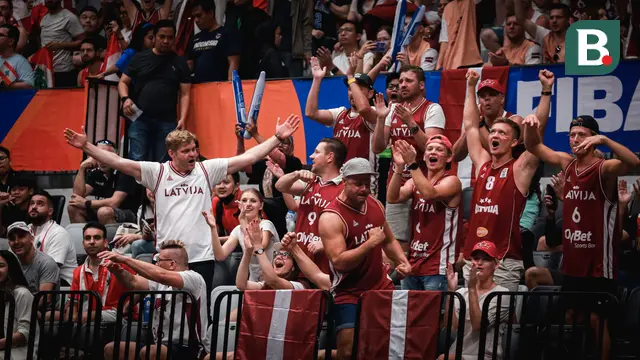 Foto: Pernak-pernik Unik Suporter Latvia pada Laga Perdana Piala Dunia FIBA 2023 di Indonesia