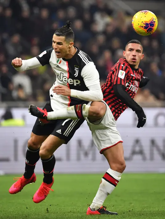 Pemain Juventus Cristiano Ronaldo (kiri) berebut bola dengan pemain AC Milan Ismael Bennacer pada pertandingan Coppa Italia di Stadion San Siro, Milan, Italia, Kamis (13/2/2020). Pertandingan berakhir 1-1. (Massimo Paolone/LaPresse via AP)