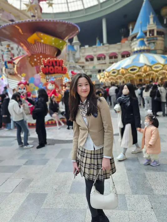 Padahal sebelumnya Mikhaela mengungkap keinginan kuliah di Sydney, Australia. [Foto: Instagram/nafaurbach]