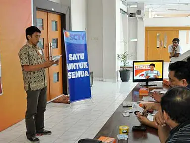 Peserta audisi presenter memperlihatkan kemampuan dalam ajang SCTV Goes to Campus di Kampus Fisipol Universitas Gajahmada, Yogyakarta (15/3).(Foto:Achmad Nur)