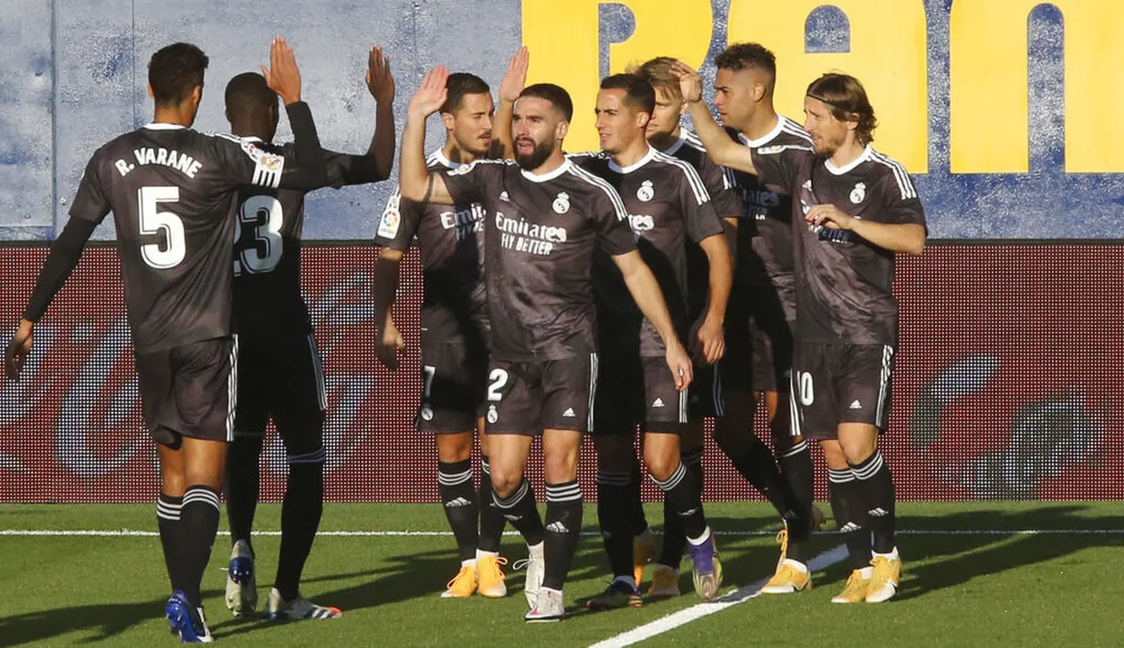 Para pemain Real Madrid merayakan gol yang dicetak oleh Mariano Diaz ke gawang Villarreal pada laga Liga Spanyol di Stadion Ceramica, Minggu (22/11/2020). Kedua tim bermain imbang 1-1. (AP/Alberto Saiz)