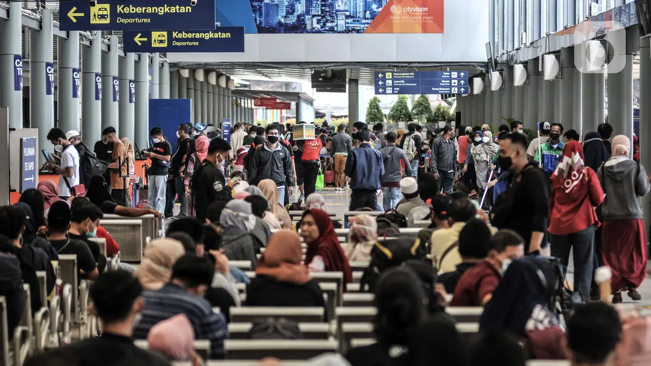 FOTO: Jelang Larangan Mudik, Ribuan Penumpang Padati Stasiun Pasar Senen