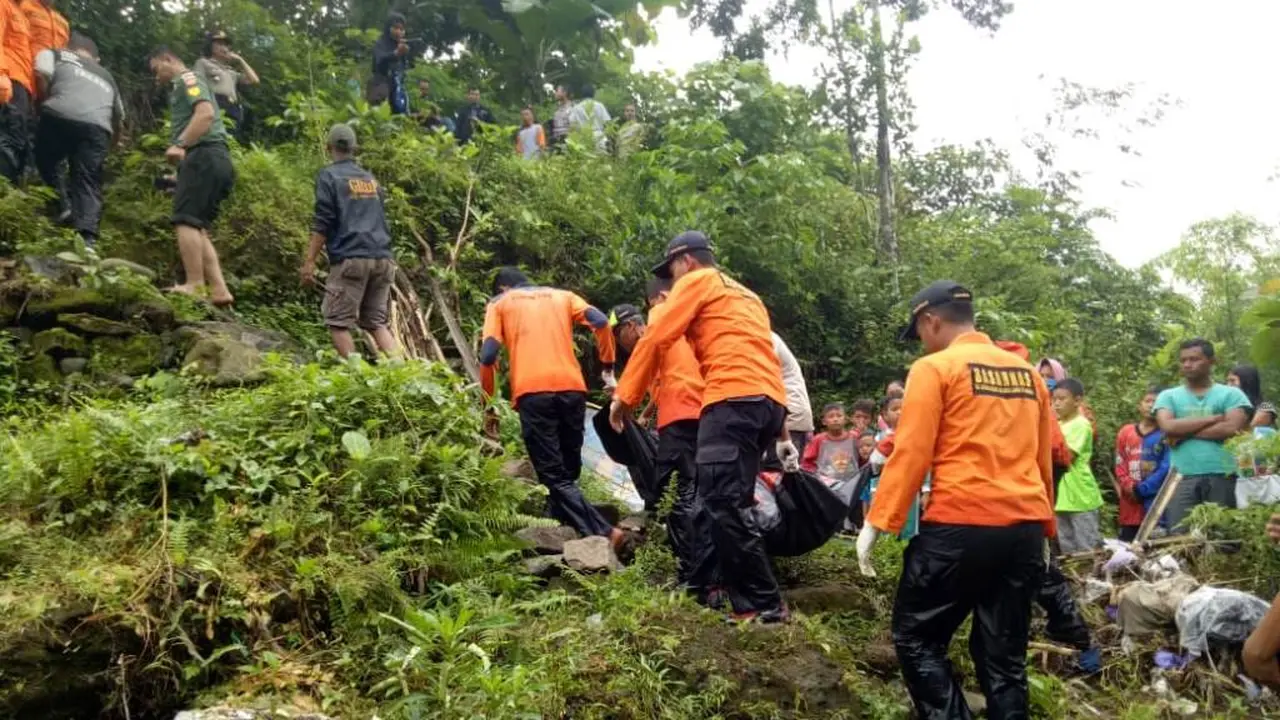 Evakuasi korban tenggelam Sungai Bolot, Baturraden di Sungai Pelus. (Foto: Liputan6.com/Basarnas/Muhamad Ridlo)