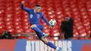 Gelandang Timnas Inggris, Phil Foden mencoba mengontrol bola pada laga kualifikasi Piala Dunia 2022 Grup I kontra San Marino di Stadion Wembley, Jumat dinihari WIB (26/3/2021). Inggris menang telak 5-0 atas San Marino. (Adrian Dennis/Pool Photo via AP)