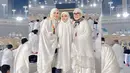 Perjalanan umroh ini menjadi momen penting bagi Ayu untuk mendekatkan diri kepada Allah sekaligus mempererat hubungan keluarga. Selain ibadah, pengalaman ini menjadi wujud syukur atas pencapaian dan berkah hidup di sepanjang tahun 2024. (Liputan6.com/IG/@ayutingting92)