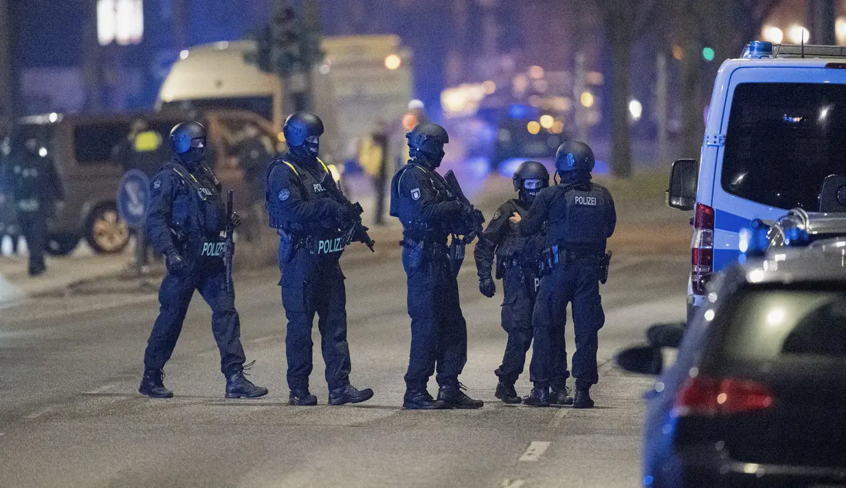 Polisi mengamankan area yang terlihat di dekat lokasi di mana beberapa orang tewas dalam penembakan di sebuah gereja di Hamburg, Jerman utara,  Kamis (9/3/2023). Mayor Hamburg, Peter Tschentscher, juga telah mencuitkan rasa dukanya dan mengaku kaget dengan kabar insiden ini. (Photo by Daniel Reinhardt / AFP)