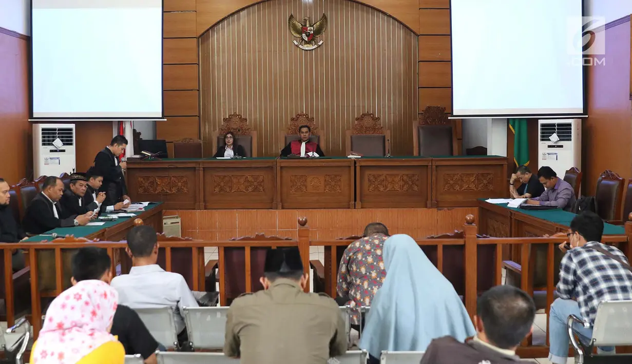 Suasana sidang praperadilan yang diajukan Johan Khan di Pengadilan Negeri Jakarta Selatan, Senin (28/8). Johan menggugat surat perintah penghentian penyidikan (SP3) kasus dugaan penistaan agama yang menjerat Ade Armando. (Liputan6.com/Immanuel Antonius)